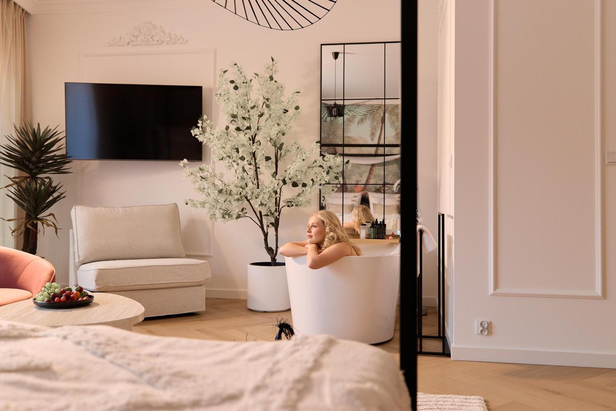 Jacuzzi Mirror Suite Granaria By Downtown Apartments — Photos 2