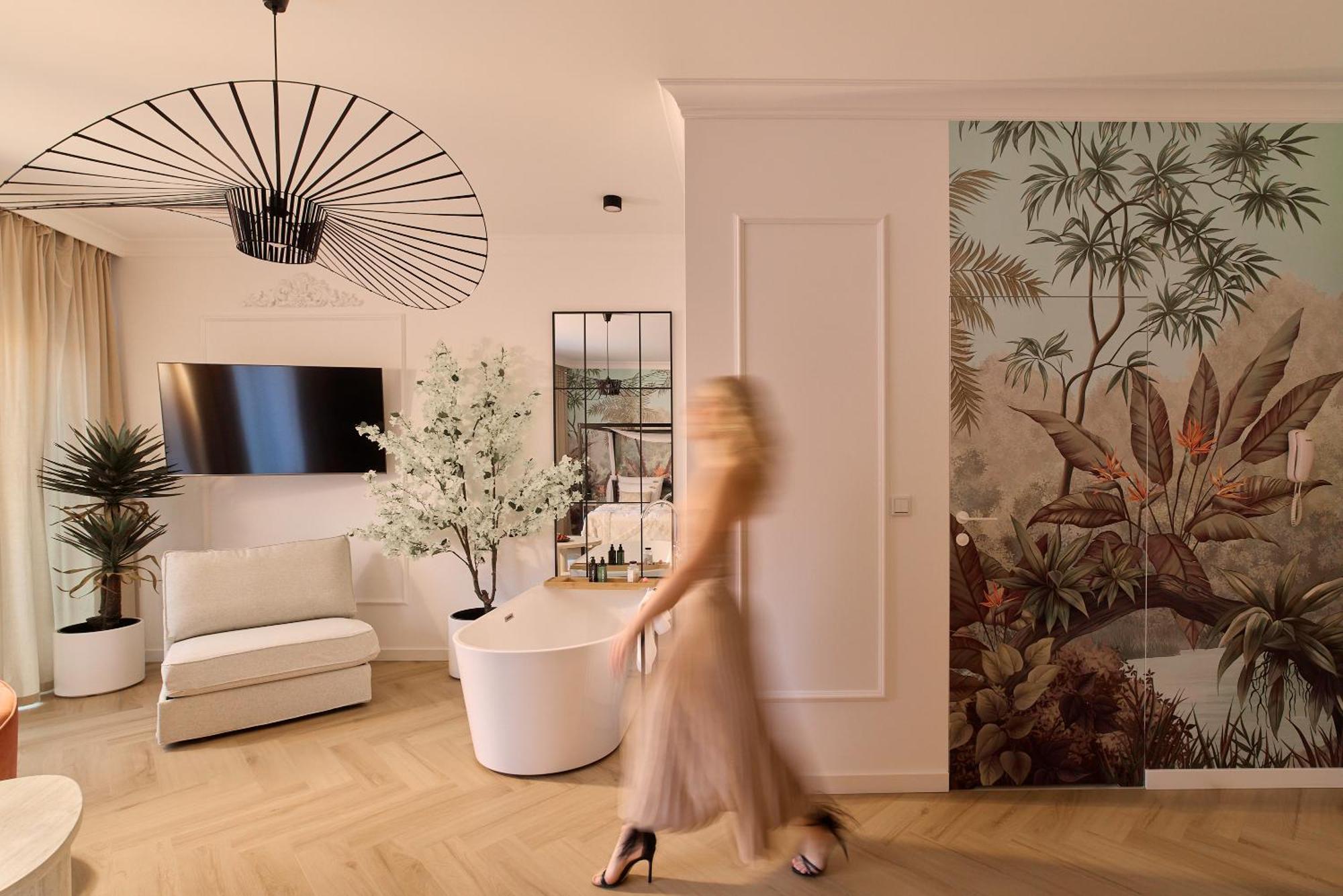 Jacuzzi Mirror Suite Granaria By Downtown Apartments — Photos 1